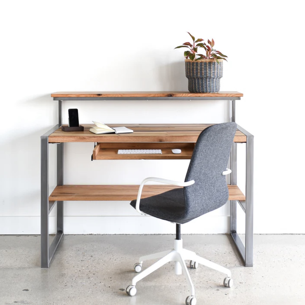 How to Choose Custom Metal and Wood Office Furniture